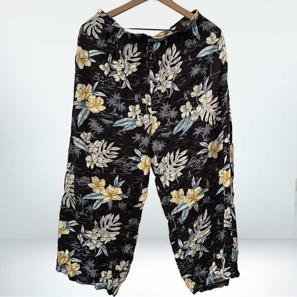 Young Hawaii Pants - Young Hawaii Tropical Print Capri Pants Large